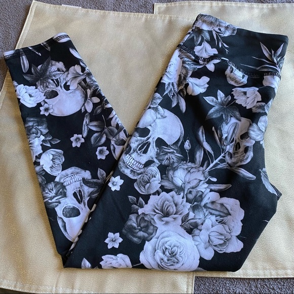 Evolution and Creation Pants - 🎉 3/$30🛍Evolution And Creation Black White Roses Skulls Leggings Size Medium